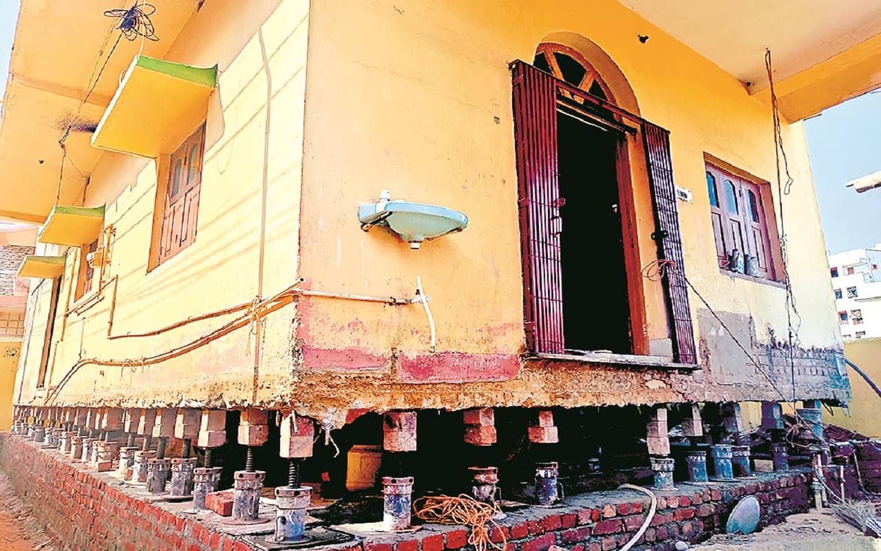 झारखंड के इस जिले में जुगाड़ टेक्नोलॉजी से उठा मकान, कारण जानकर आप भी हो जायेंगे हैरान