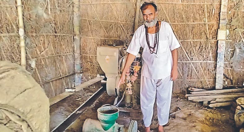 बिहार : राख से कोयला बनाकर आत्मनिर्भरता की कहानी गढ़ रहे हैं रामेश्वर