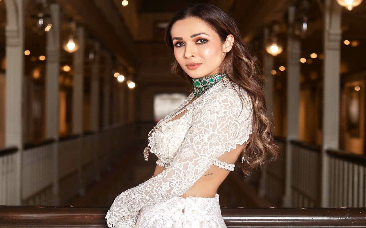 Malaika Arora: व्हाइट लहंगे में अप्सरा सी खूबसूरत लगी मलाइका अरोड़ा, हर एक तसवीर है बेहद हसीन