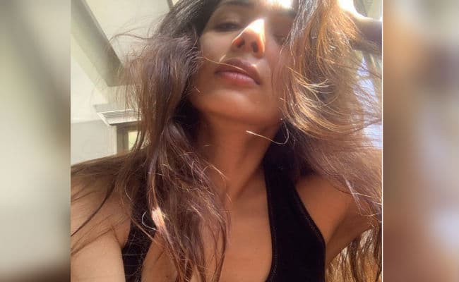 मलाइका अरोड़ा ने व्‍हाइट शॉर्ट ड्रेस में दिए दिलकश पोज, जानें इस आउटफिट की कीमत