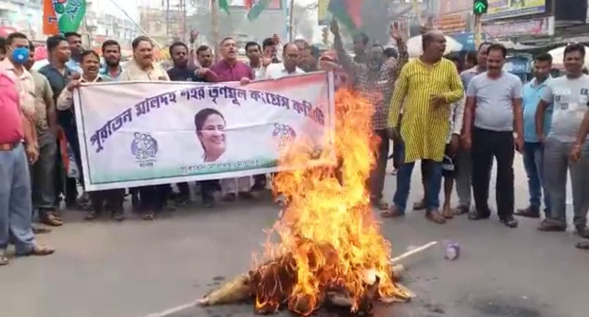 मालदा में बूथ एजेंट बनकर पंचायत प्रधान ने वोटर्स को किया प्रभावित, संयुक्त मोर्चा का आरोप