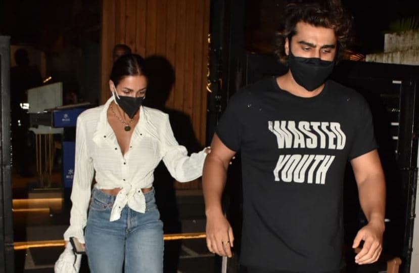 अर्जुन कपूर संग डिनर डेट पर पहुंचीं मलाइका अरोड़ा, व्हाइट शर्ट में दिखीं बेहद ग्लैमरस, वायरल हुईं PHOTOS