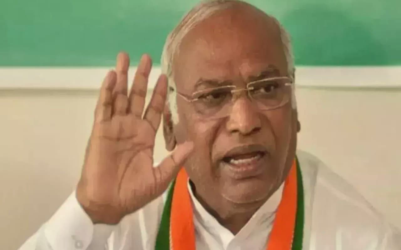 Bengaluru: कांग्रेस अध्यक्ष मल्लिकार्जुन खरगे ने 17-18 जुलाई को विपक्षी बैठक के लिए नेताओं की भेजा आमंत्रण