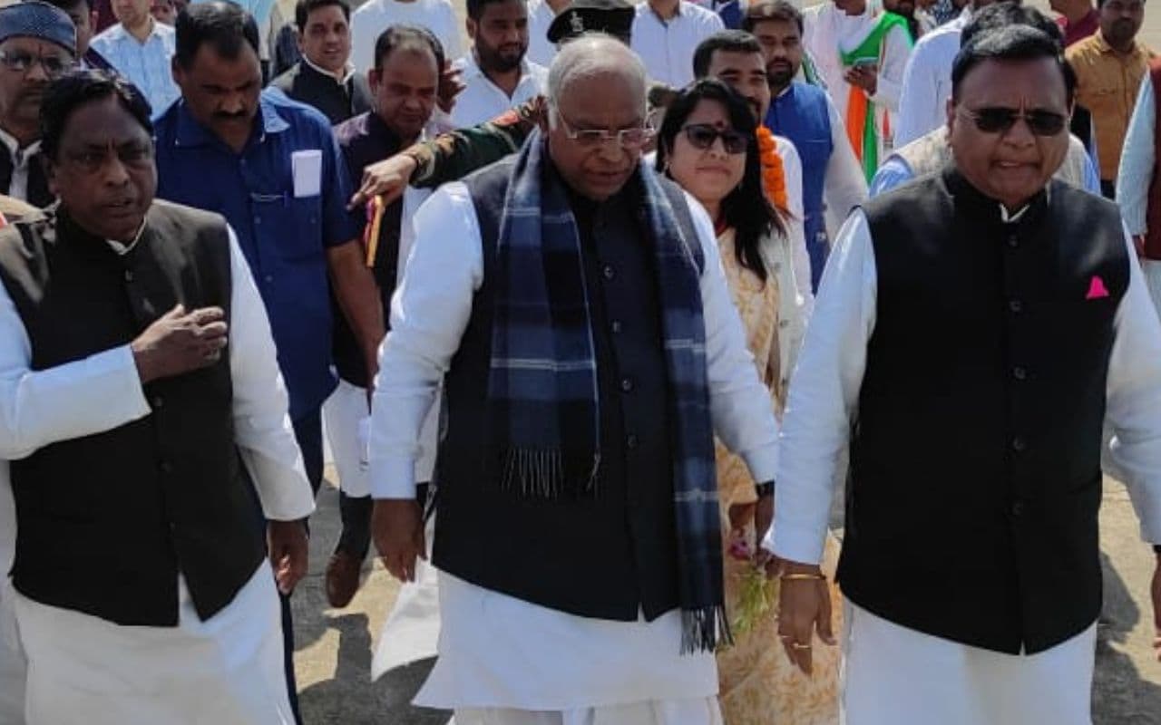 अदाणी के बहाने मल्लिकार्जुन ने पीएम मोदी पर साधा निशाना, कहा- ढाई साल में 13 गुणा बढ़ी एक व्यक्ति की संपत्ति अदाणी के बहाने मल्लिकार्जुन ने पीएम मोदी पर साधा निशाना, कहा- ढाई साल में 13 गुणा बढ़ी एक व्यक्ति की संपत्ति