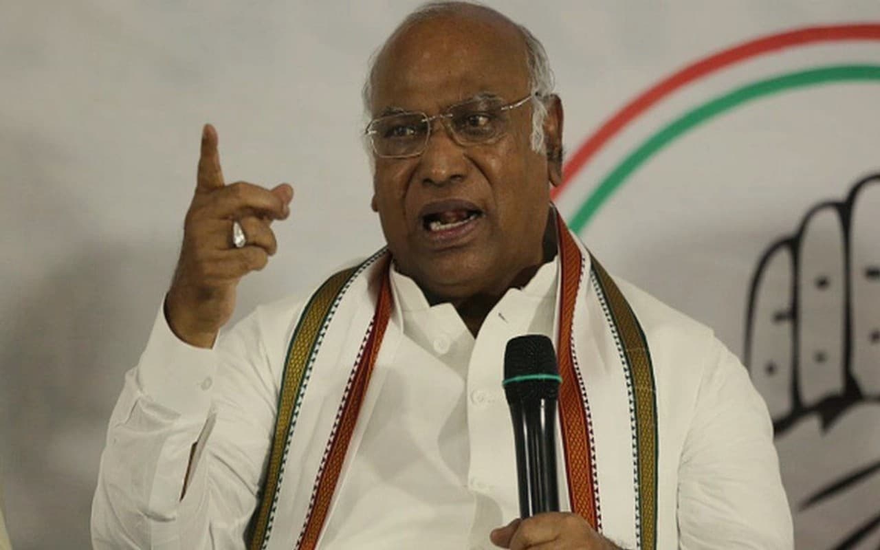 'कांग्रेस के पास न कोई विजन और न ही मिशन', BJP ने किया पलटवार, कहा- प्रियंका ने की आलोचना.. थरूर कर रहे तारीफ