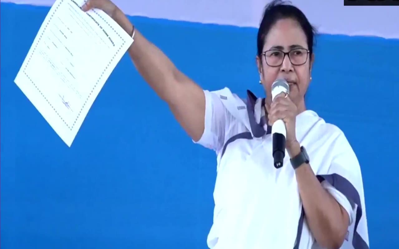 पश्चिम बंगाल : 'मैं पटाखों के अवैध कारखाने में विस्फोट के लिए माफी मांगना चाहती हूं' : सीएम ममता बनर्जी