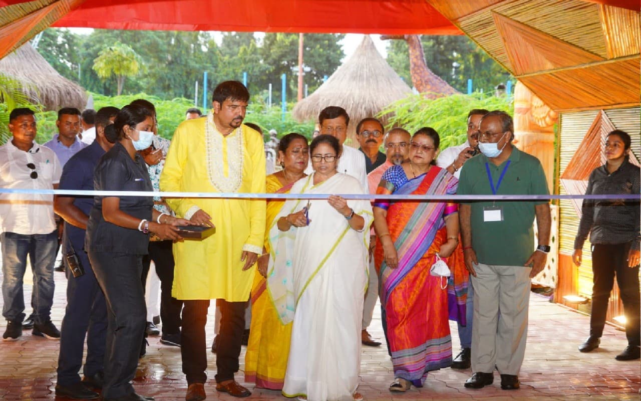मुख्यमंत्री ममता बनर्जी ने पितृ पक्ष में किया पूजा पंडाल का उद्घाटन, विपक्ष ने उठाया सवाल