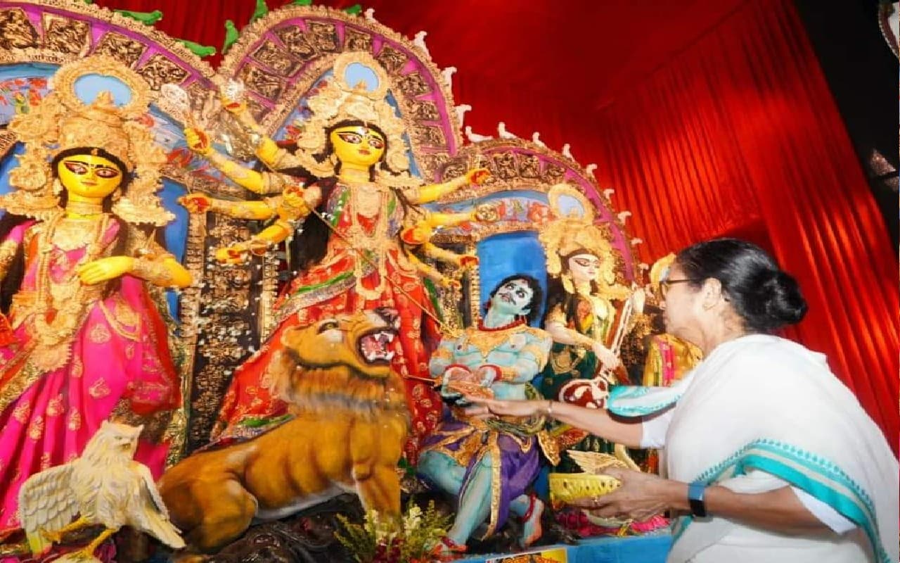 मुख्यमंत्री ममता बनर्जी आशा कार्यकर्ताओं को
दुर्गा पूजा बोनस के तौर पर देंगी 4500 रुपये मुख्यमंत्री ममता बनर्जी आशा कार्यकर्ताओं को
दुर्गा पूजा बोनस के तौर पर देंगी 4500 रुपये