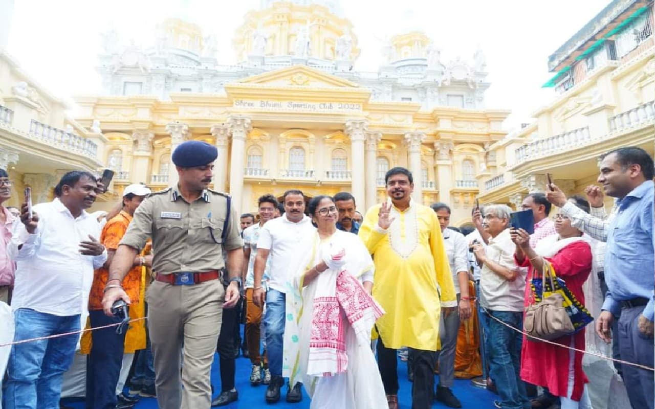 West Bengal: ढाई साल बाद फिर खुला टाला ब्रिज, सीएम ममता बनर्जी ने पूजा पंडालों का भी
किया उद्घाटन West Bengal: ढाई साल बाद फिर खुला टाला ब्रिज, सीएम ममता बनर्जी ने पूजा पंडालों का भी
किया उद्घाटन