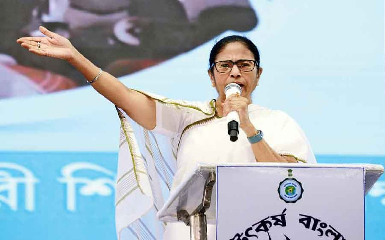 ममता बनर्जी ने कहा बंगाल के खिलाफ जनता को भड़काने की रची जा रही है साजिश, अधिकारियों को किया सतर्क