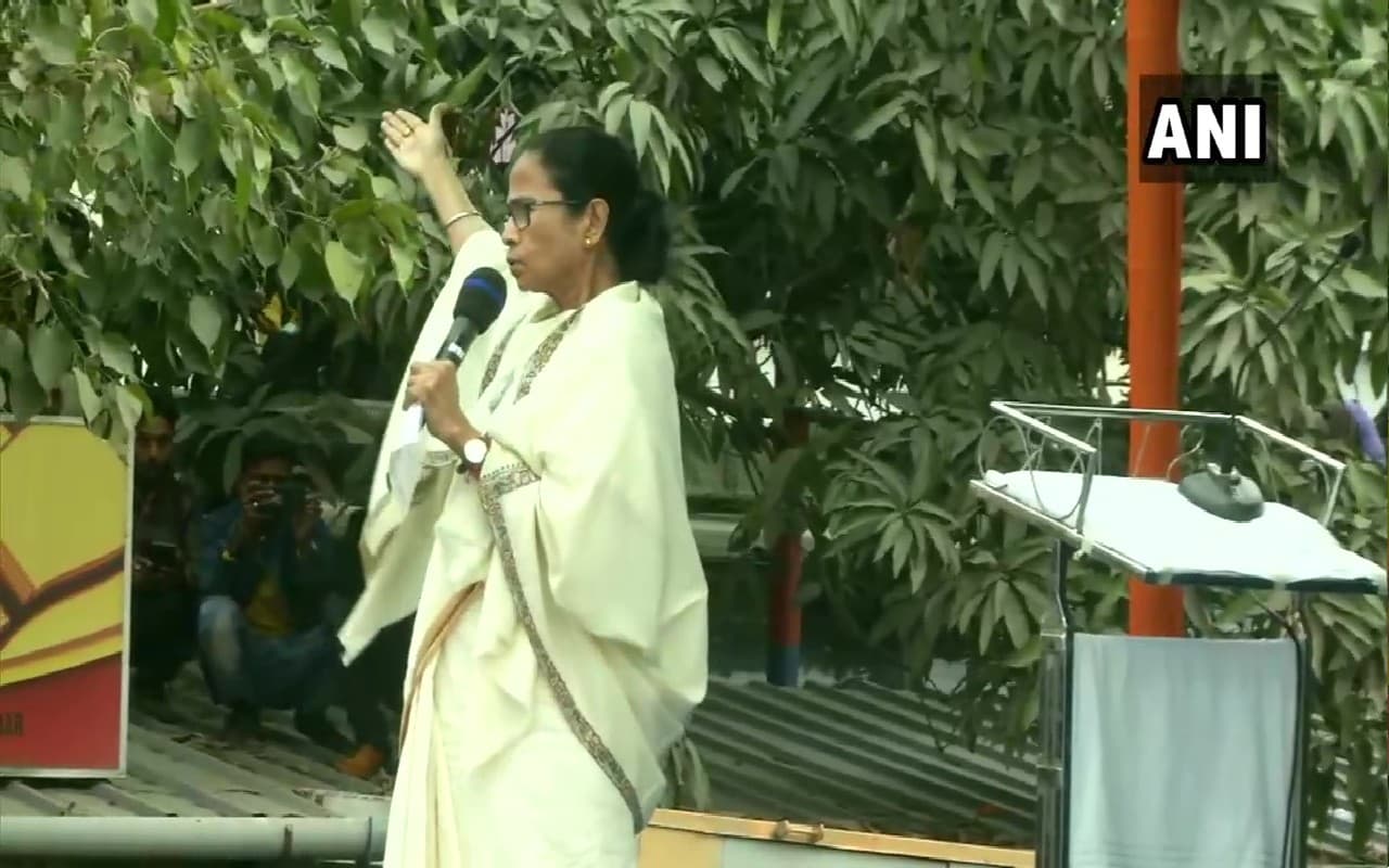 विपक्ष पर हमला बोलते हुए ममता ने कहा कि बात कोर्ट तक जा रही है, इसलिए शिक्षक नियुक्ति अटकी