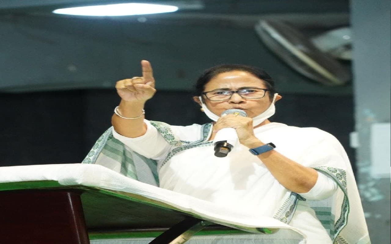 West Bengal: भाजपा के आंदोलन में घायल पुलिसकर्मी से मिलने अस्पताल पहुंचीं ममता बनर्जी, जाना हाल