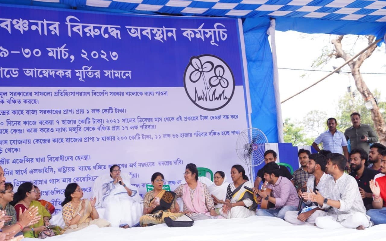 पश्चिम बंगाल: पंचायत चुनाव से पहले बढ़ी सियासी सरगर्मी, केंद्र सरकार के खिलाफ रातभर धरने पर बैठीं ममता बनर्जी