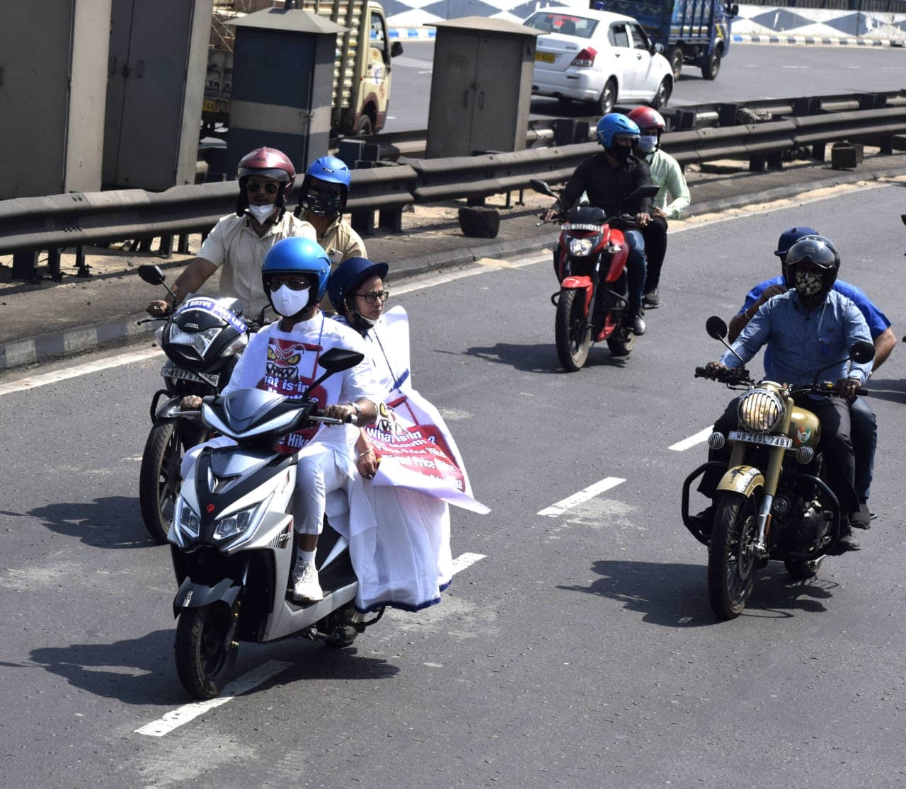 Petrol और LPG की बढ़ती कीमत पर ममता बनर्जी का विरोध प्रदर्शन, ई-बाइक से सचिवालय पहुंचीं TMC सुप्रीमो, देखें वीडियो