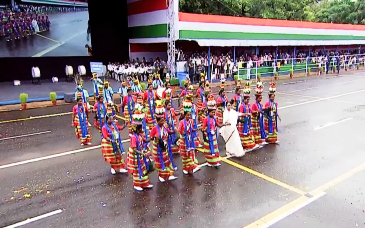 Happy Independence Day: ...स्वतंत्रता दिवस समारोह में आदिवासी कलाकारों के साथ ममता बनर्जी ने किया डांस
