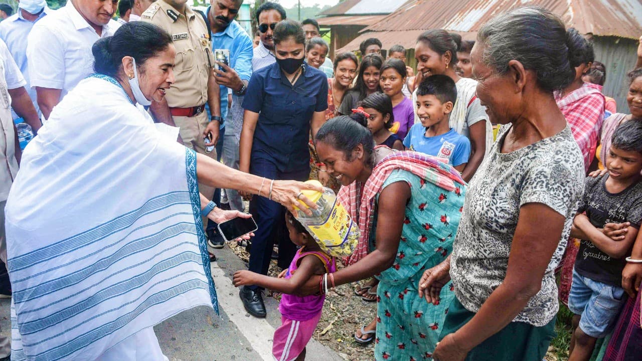 अपना खून बहा दूंगी, लेकिन पश्चिम बंगाल को बांटने नहीं दूंगी, उत्तर बंगाल में बोलीं ममता बनर्जी अपना खून बहा दूंगी, लेकिन पश्चिम बंगाल को बांटने नहीं दूंगी, उत्तर बंगाल में बोलीं ममता बनर्जी