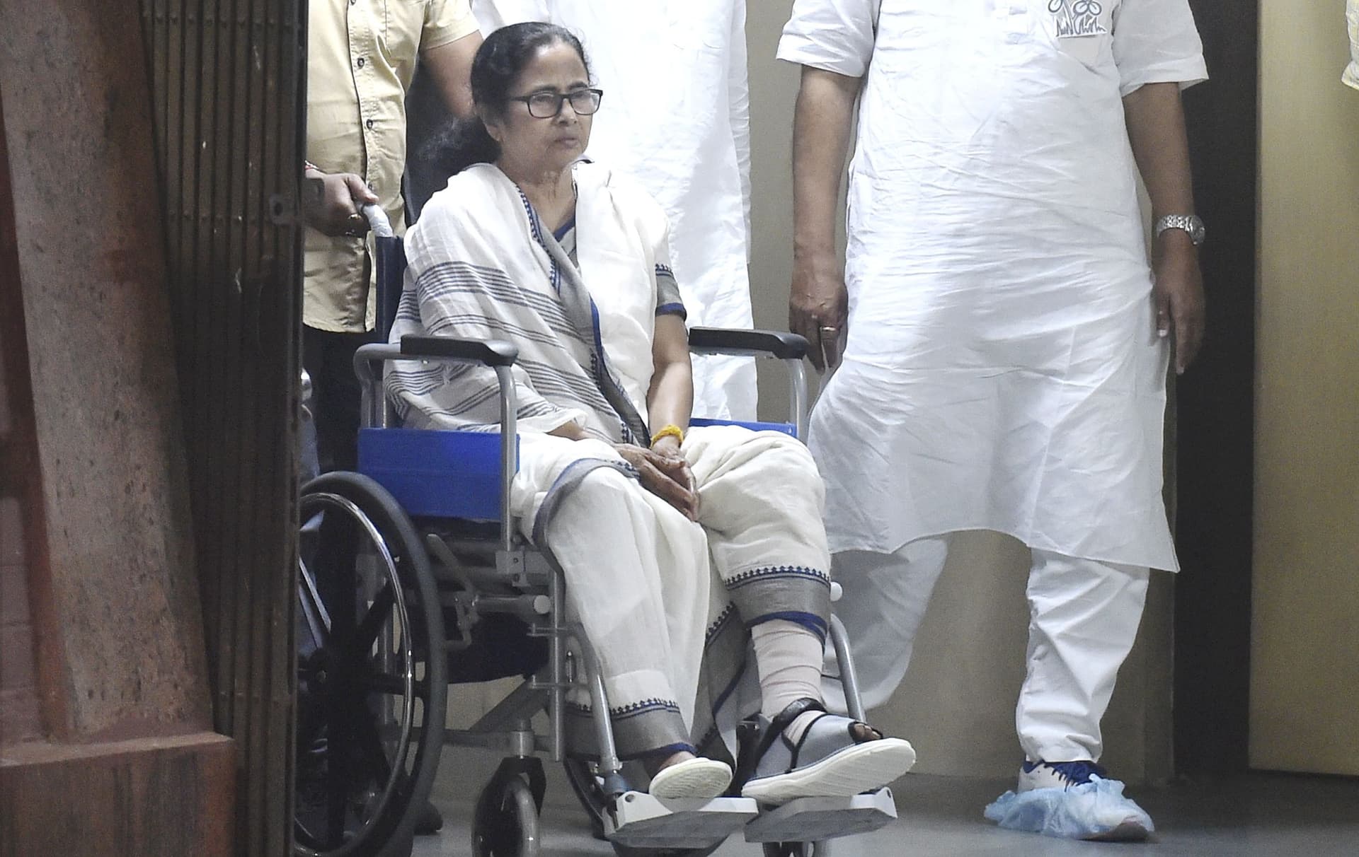 ममता बनर्जी का ‘चोट’ से है पुराना नाता, कई बार हमले झेल चुकीं हैं बंगाल की ‘अग्निकन्या’ ममता बनर्जी का ‘चोट’ से है पुराना नाता, कई बार हमले झेल चुकीं हैं बंगाल की ‘अग्निकन्या’