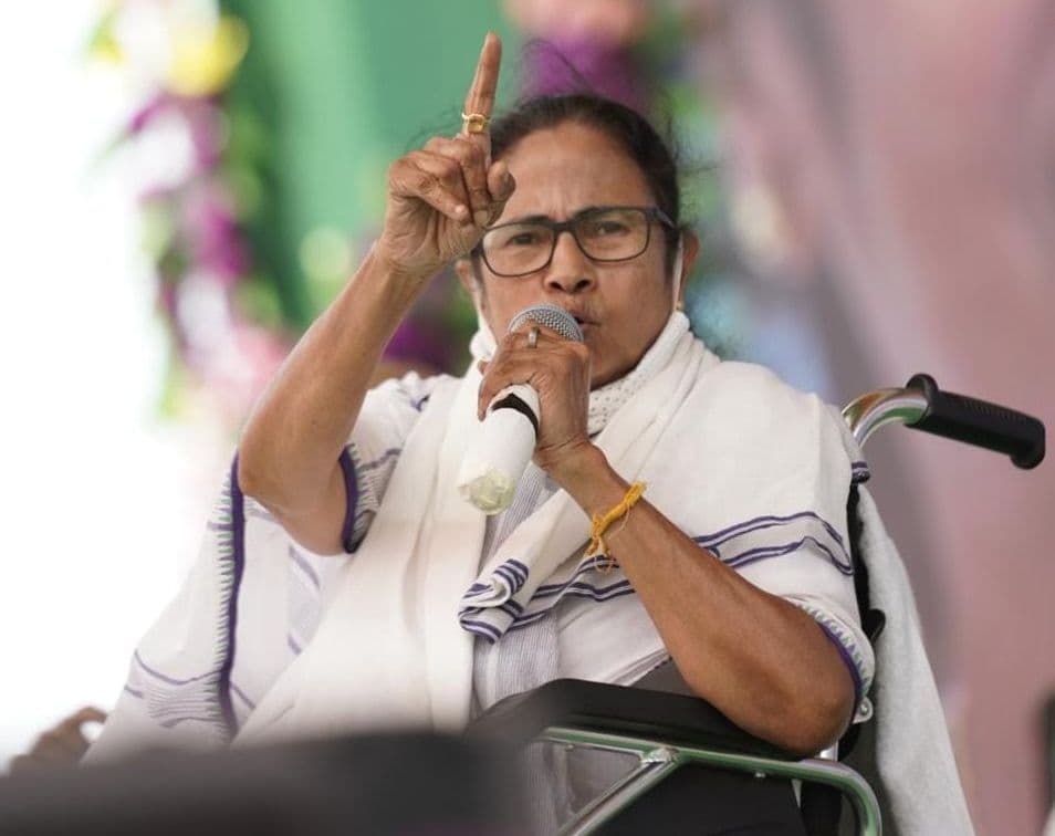 मिथुन चक्रवर्ती के कोबरा वाले बयान पर ममता बनर्जी का पलटवार, कहा- ये न भूलें कि TMC ने ही सांसद बनाया था..