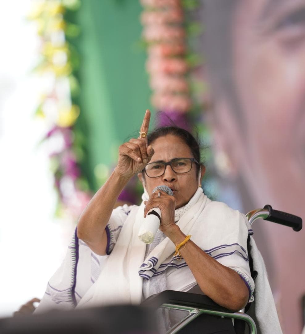 Bengal Chunav 2021: ममता बनर्जी के कूचबिहार जाने पर लगा ग्रहण, ECI ने नेताओ की एंट्री पर लगा दी 72 घंटे की रोक