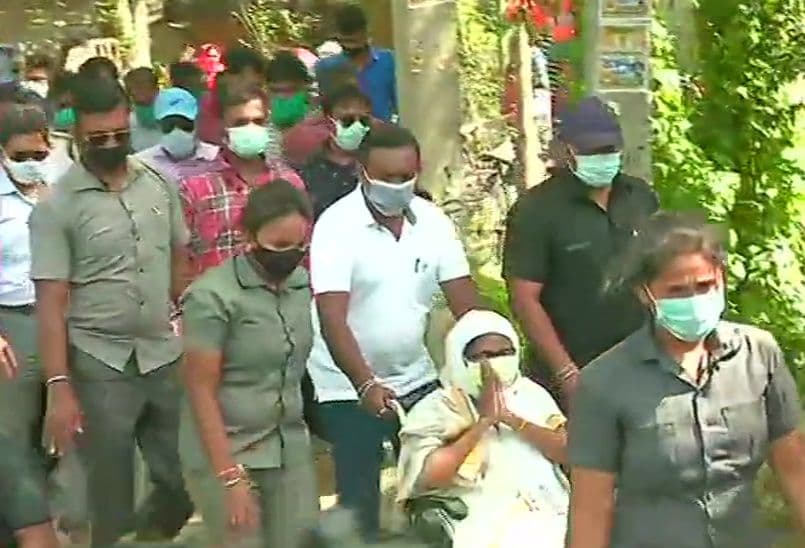 ममता के पहुंचते ही नंदीग्राम के बोयाल में भिड़े भाजपा-तृणमूल कार्यकर्ता, TMC सुप्रीमो पर लगा हिंसा फैलाने का आरोप