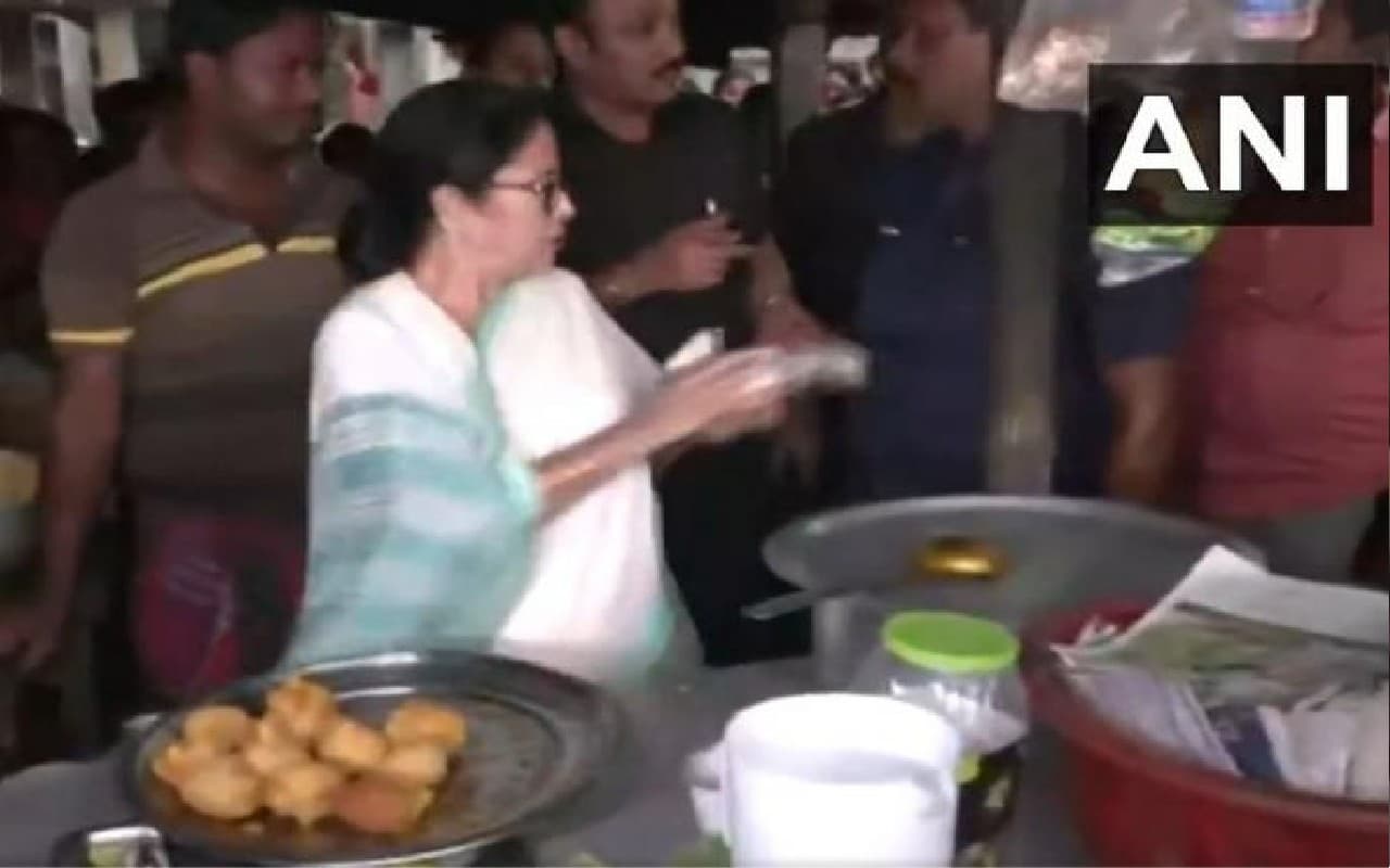 West Bengal : काफिला रोक चाय की दुकान में पहुंची मुख्यमंत्री, लोगों को बांटती नजर आई पकौड़े