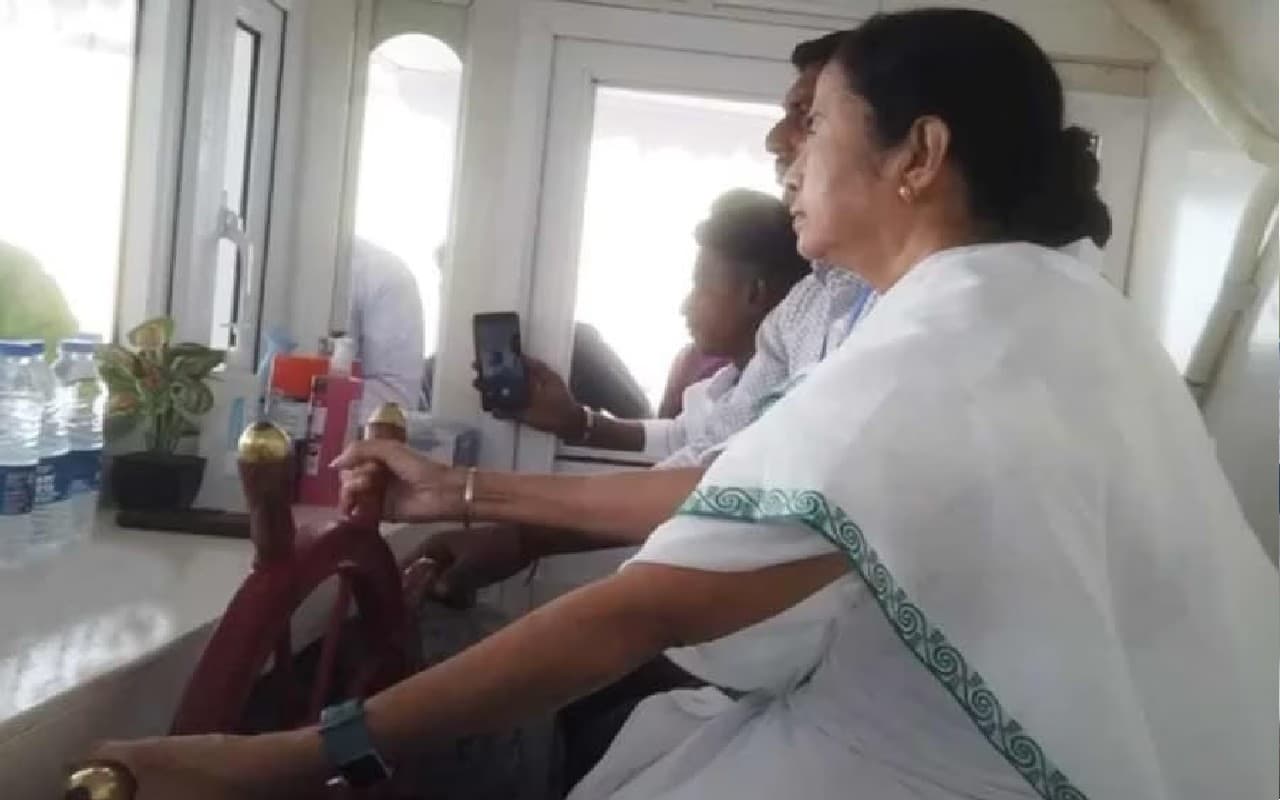 मुख्यमंत्री ने नदी में चलायी नाव,ममता का अलग अंदाज देख सभी चौंके, वहीं नई योजनाओं को लेकर की बड़ी घोषणाएं