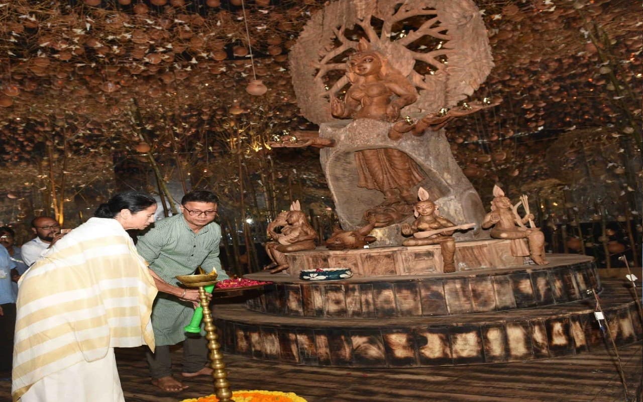 बंगाल में शुरू हुआ दुर्गा पूजा महोत्सव, ममता बनर्जी ने 200 से अधिक पंडालों का किया उद्घाटन, उमड़ी भीड़