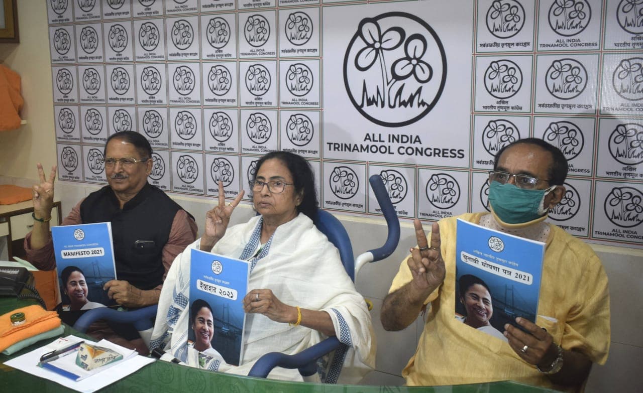TMC Manifesto: ‘घायल बाघिन’ ममता बनर्जी का एलान- चुनाव की शुरुआत हमले से हुई पर समापन ‘स्माइली’ से तय…