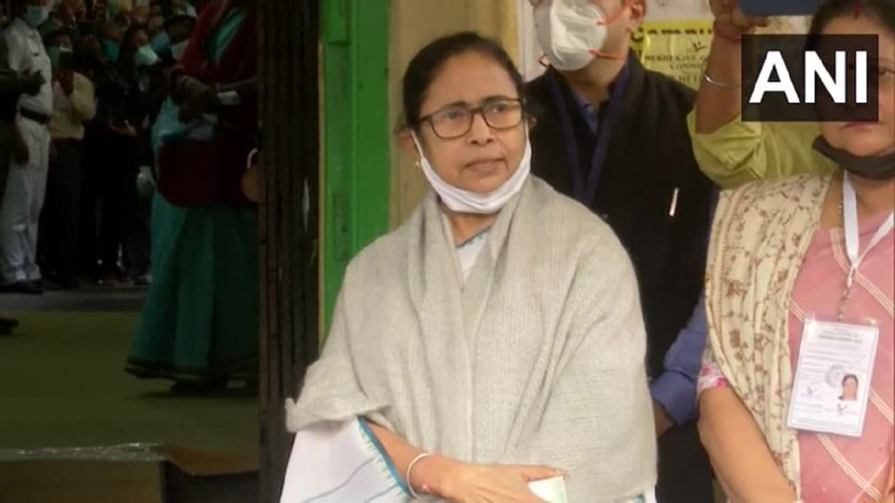 कोलकाता नगर निकाय चुनाव के दौरान बम विस्फोट में 3 घायल, एक गिरफ्तार