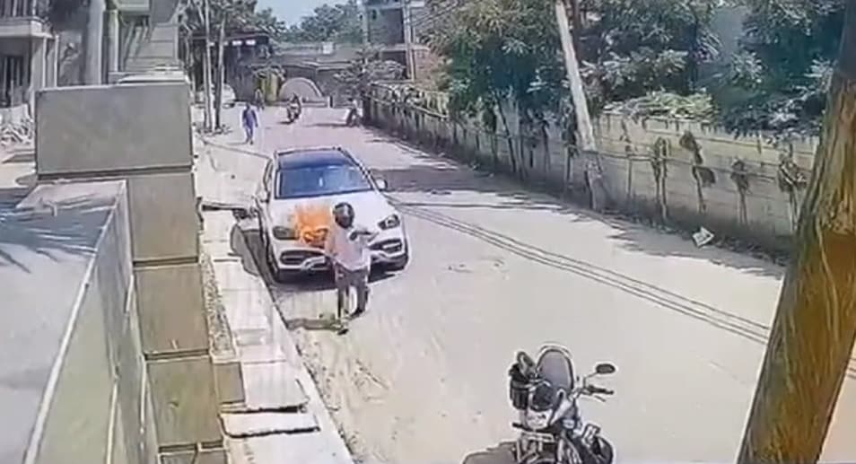 नोएडा में घर के बाहर खड़ी मर्सिडीज को पेट्रोल छिड़कर कर दिया आग के हवाले, पुलिस ने पकड़ा तो सुनाई आपबीती