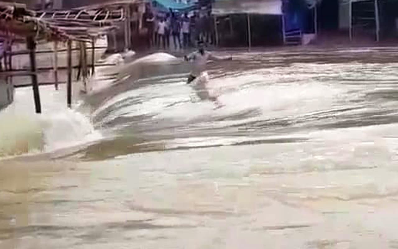 ...और देखते ही देखते नदी में बह गया संतोष मांझी, रजरप्पा मंदिर के पास उफान पर भैरवी नदी