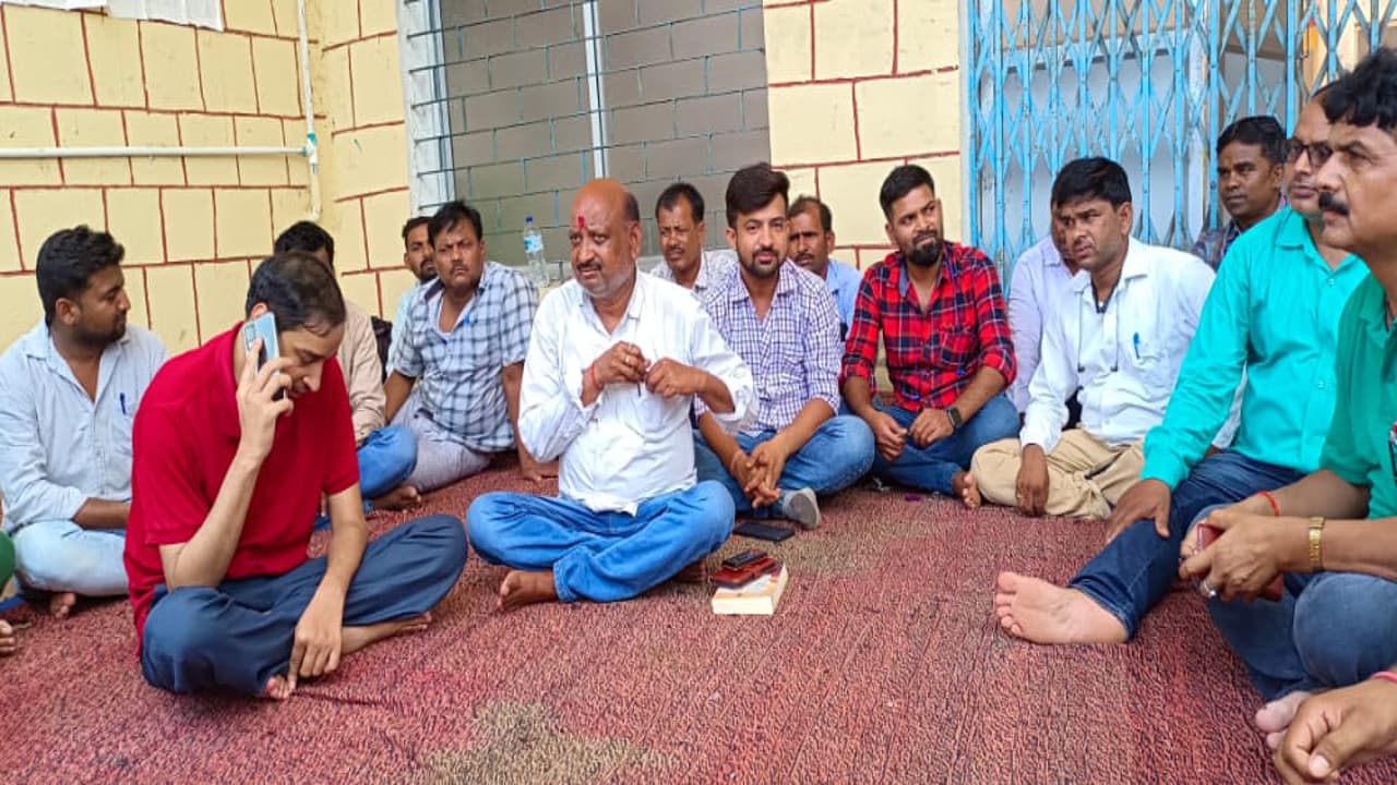 पांकी विधायक के खिलाफ मनातू प्रखंड के पदाधिकारी एवं कर्मी धरने पर बैठे, DC के आश्वासन पर खत्म हुआ धरना