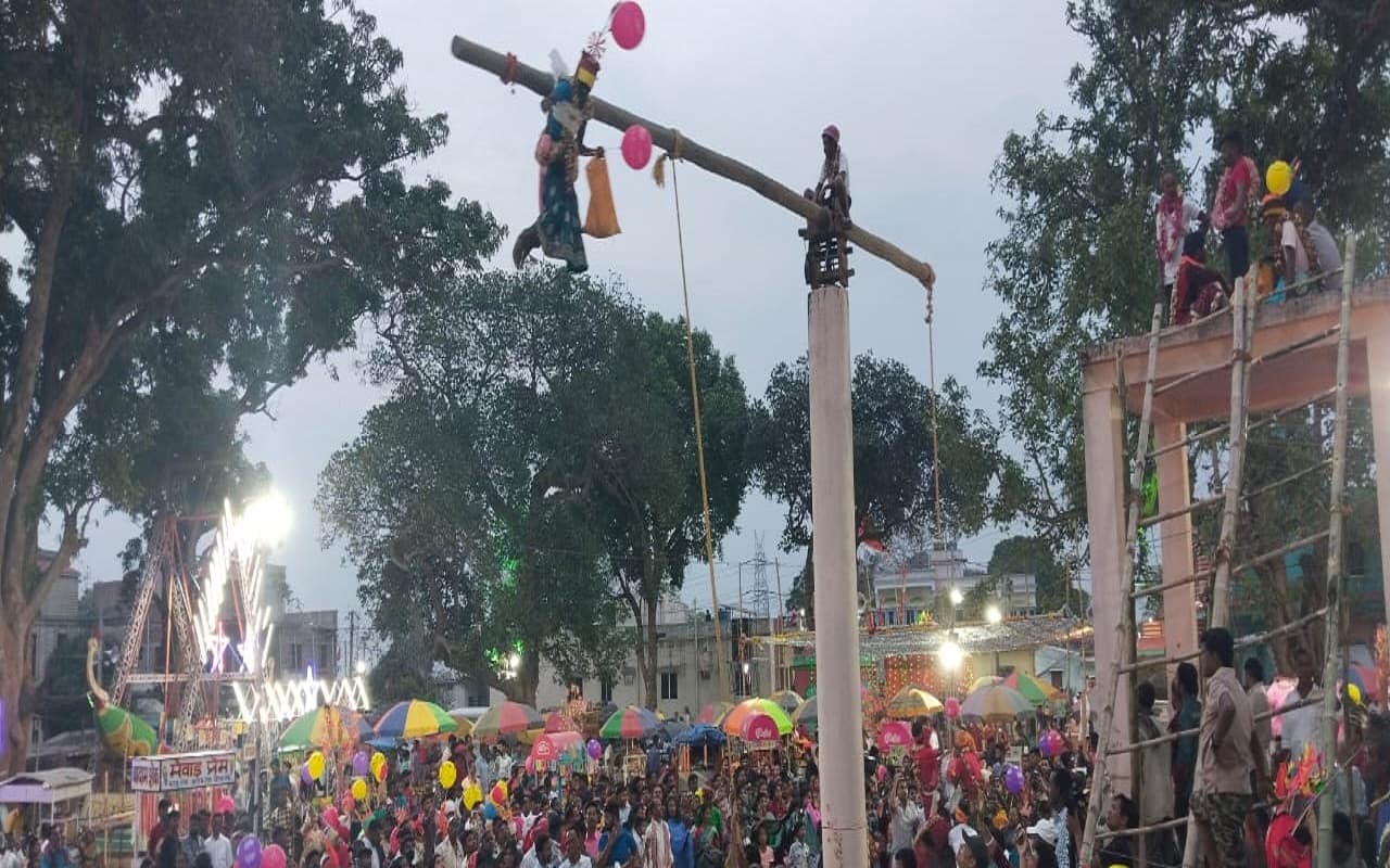 झारखंड: मंडा पूजा में दहकते अंगारों पर नंगे पैर चले शिवभक्त, भोक्ताओं ने बरसाए आस्था के फूल