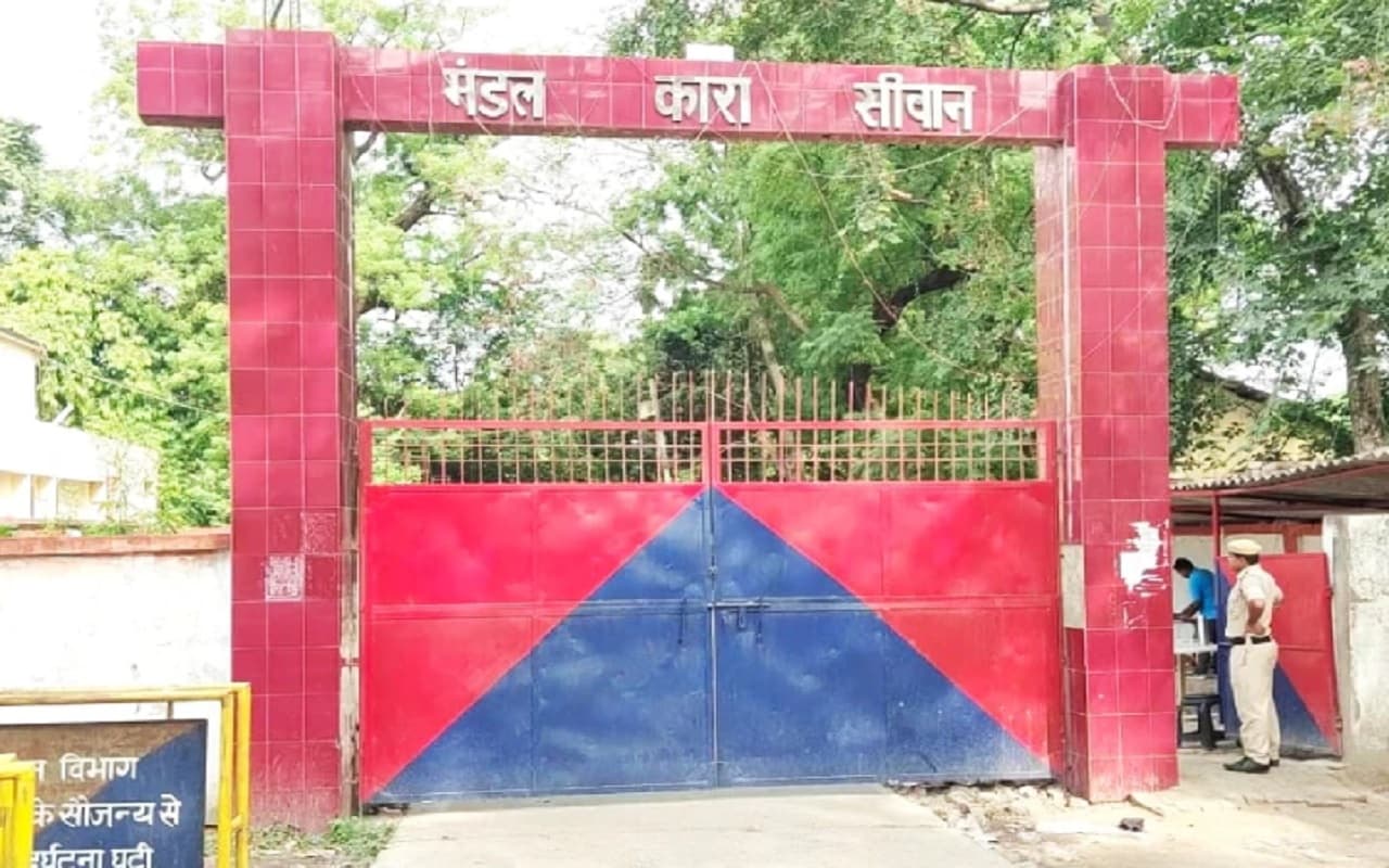 सीवान के जेल में कैदियों से मसाज कराते थे पुलिस कर्मी, सहायक अधीक्षक सहित तीन सस्पेंड