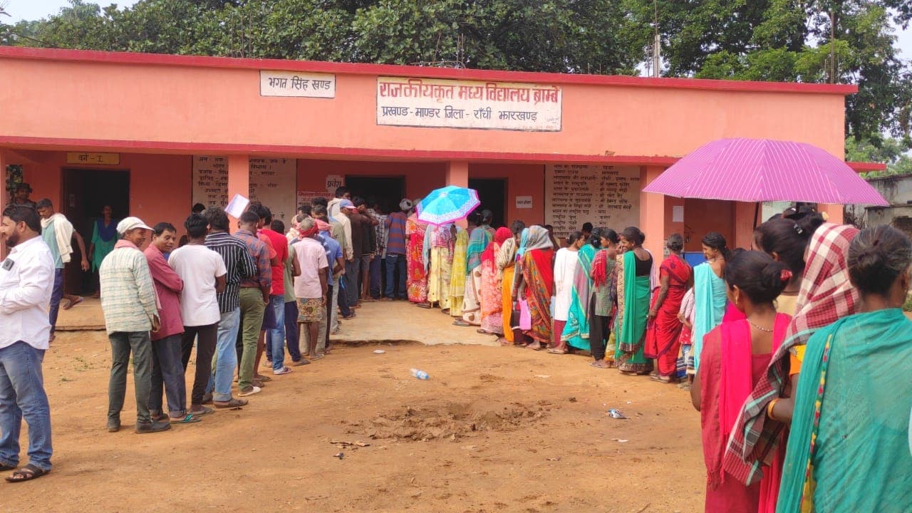 Mandar By-Election: रांची के मांडर विधानसभा उपचुनाव के लिए वोटिंग का उत्साह, बूथों पर वोटरों की लंबी लाइन