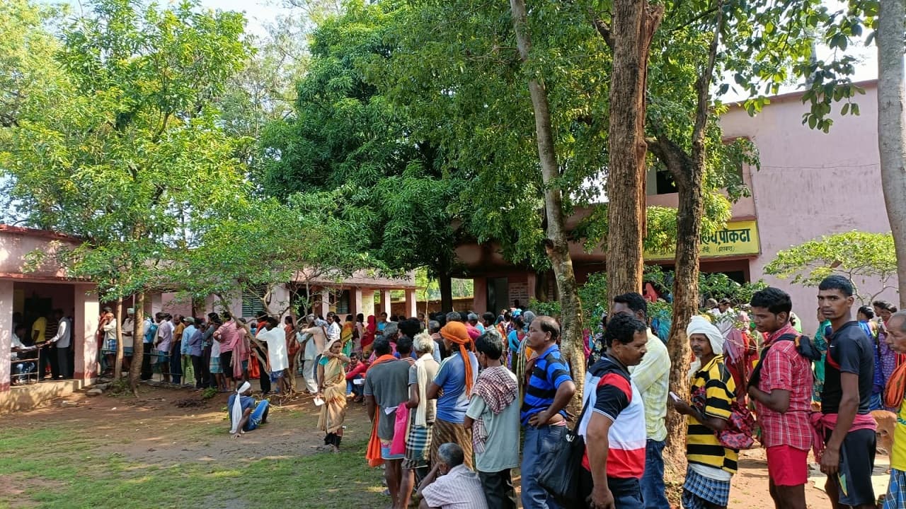 Mandar By-Election: रांची के मांडर विधानसभा उपचुनाव के लिए वोटिंग का उत्साह, बूथों पर वोटरों की लंबी कतार