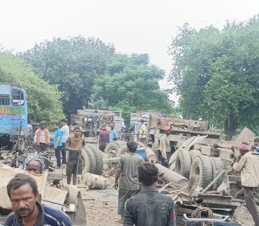 Varanasi News: ट्रक के नाम पर काटी जा रही थी चोरी की गाड़ियां, 6 के खिलाफ मामला दर्ज