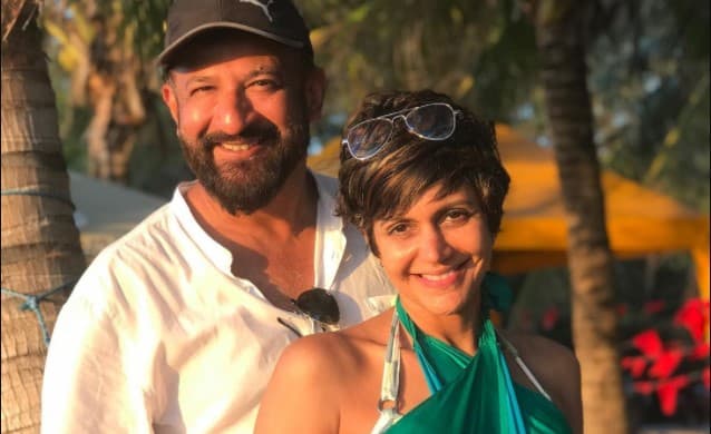 मंदिरा बेदी ने इस वजह से बंद किया इंस्टा का कमेंट सेक्शन, मिस्ट्री-मैन संग शेयर की थी पूल फोटोज