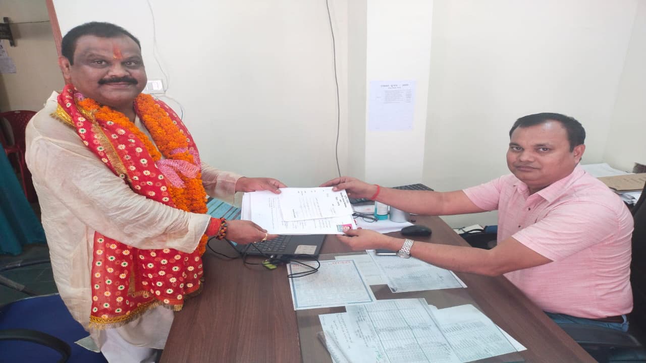 गांव की सरकार : रामगढ़ के मांडू ब्लॉक में मुखिया के 48 और वार्ड सदस्य के 129 प्रत्याशियों ने भरा पर्चा