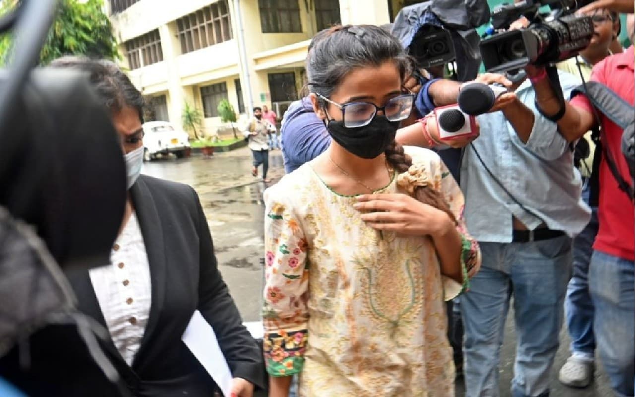 West Bengal : विदेश यात्रा की अनुमति के लिए हाइकोर्ट पहुंची मेनका गंभीर,बुधवार को होगी मामले की सुनवाई