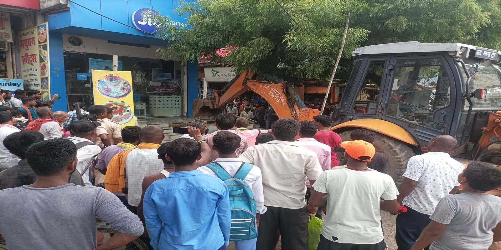 मनेर में प्रशासन का चला अतिक्रमण के खिलाफ बुलडोजर, कई अवैध निर्माण हुए ध्वस्त