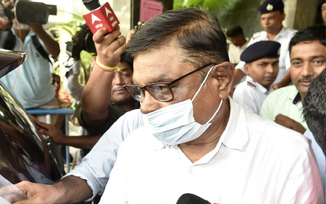 शिक्षक नियुक्ति घोटाला: कितनी अवैध नियुक्तियां, पता लगा रही ED, खंगाला जा रहा है माणिक भट्टाचार्य का फोन