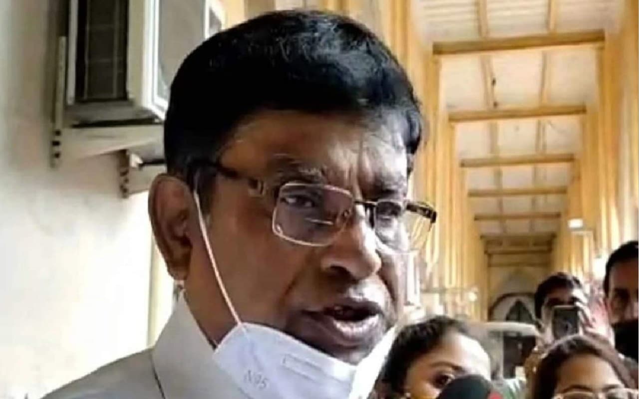 बंगाल में शिक्षक भर्ती घोटाला के आरोपी माणिक भट्टाचार्य को लोगों ने बैंकशाल कोर्ट में दिखाये जूते