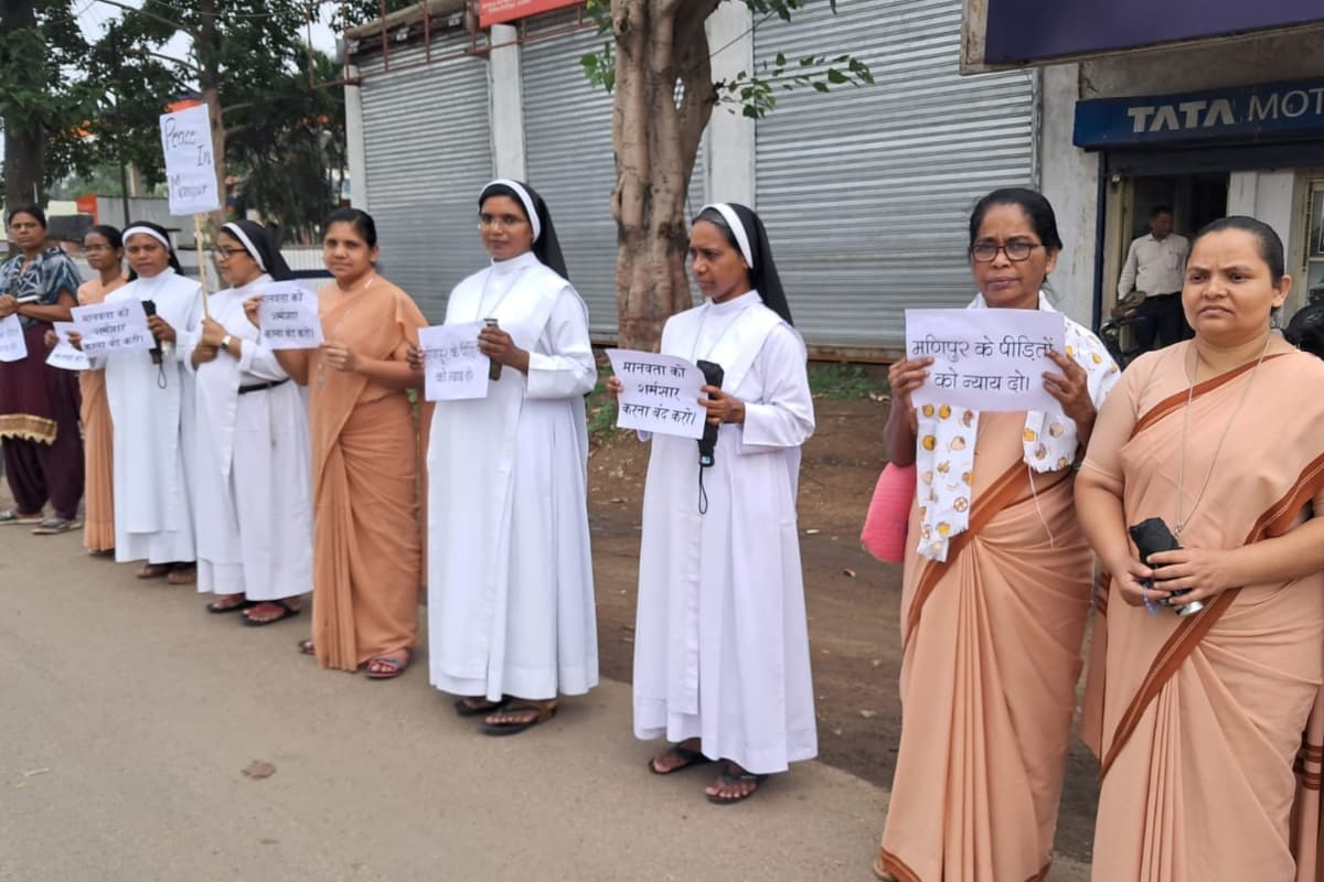 मणिपुर हिंसा के खिलाफ झारखंड में मौन विरोध, चार किलोमीटर लंबी मानव श्रृंखला बनाकर मांगा न्याय
