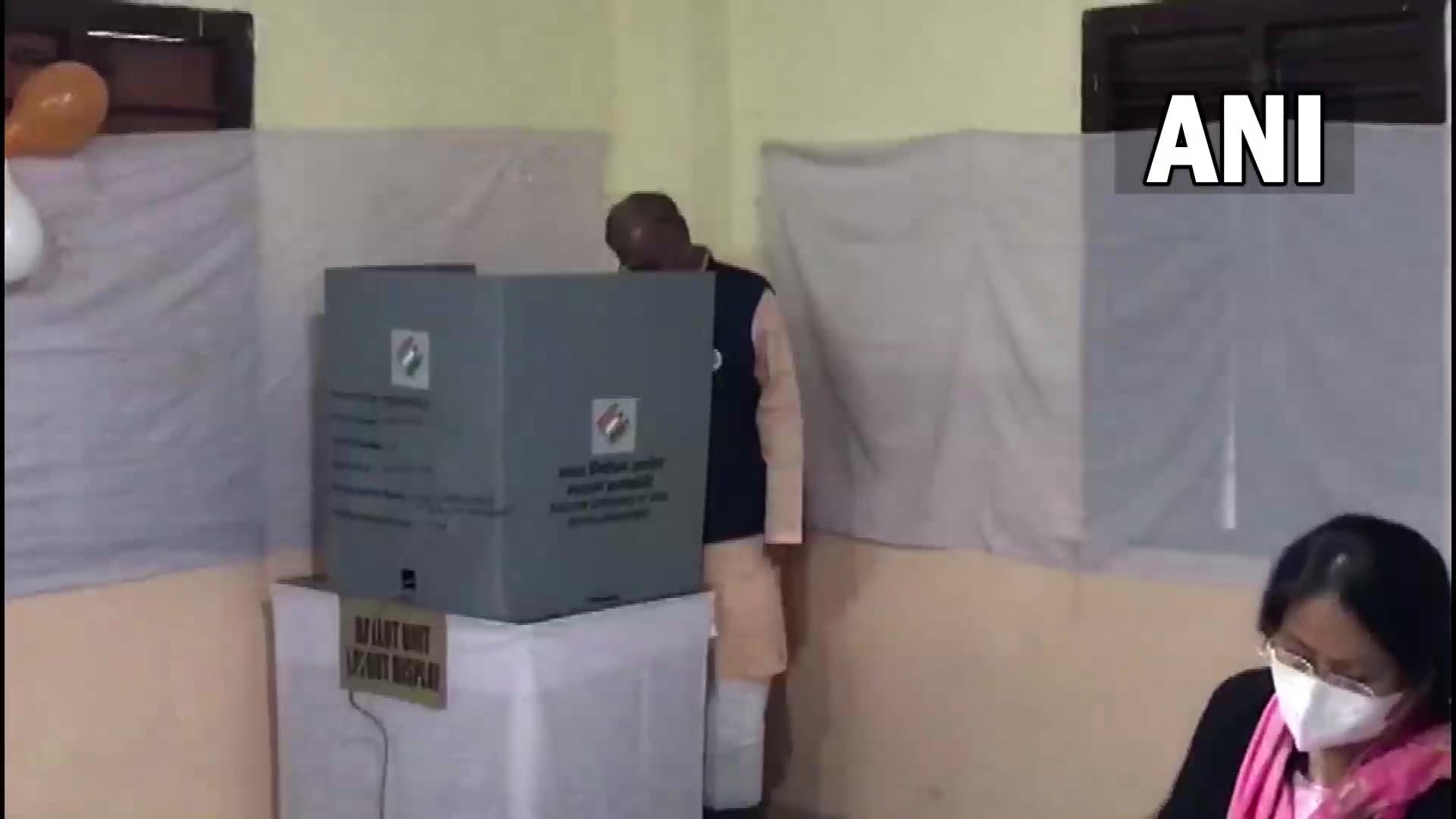 Manipur Election: मणिपुर में पहले चरण का मतदान जारी, CM बीरेन और राज्यपाल गणेशन ने डाला वोट