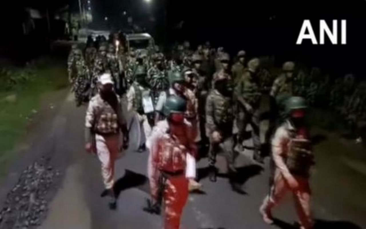 Manipur Violence: इंफाल में इंडियन आर्मी ने किया फ्लैग मार्च, कर्फ्यू में भी दी गयी 12 घंटों की ढील
