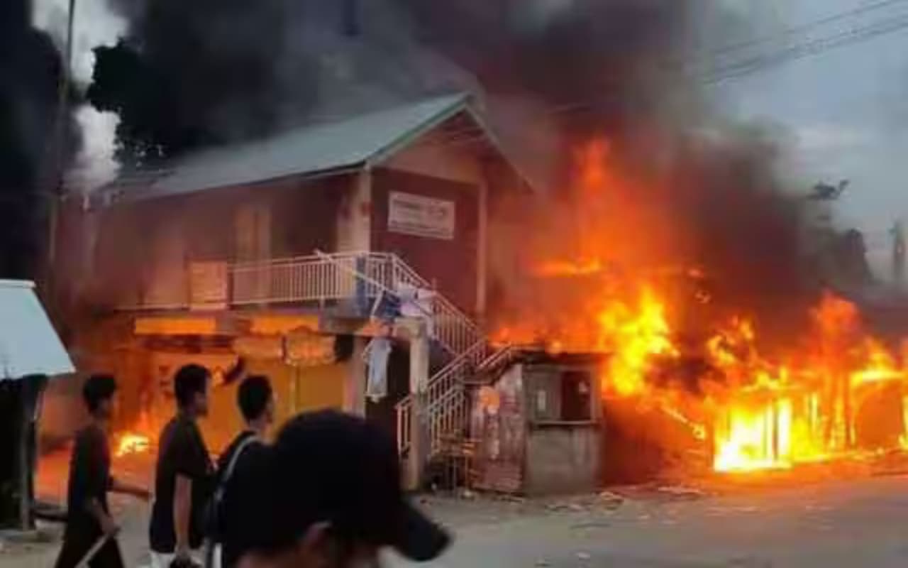 Manipur Violence: इंफाल में सुरक्षाबलों और भीड़ के बीच झड़प में दो घायल, बीजेपी नेताओं के घर पर हमला