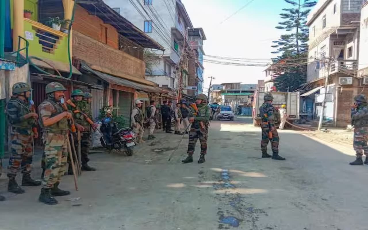 Manipur Violence: मणिपुर में नहीं थम रही हिंसा, बंदूकधारियों और असम राइफल्स के बीच गोलीबारी, दो जवान घायल