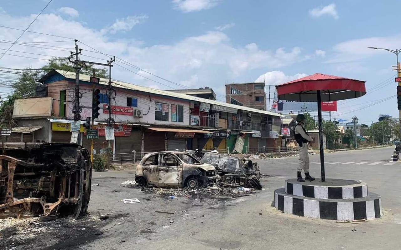 Manipur Violence: एम्बुलेंस पर भीड़ ने किया हमला, मां-बेटे समेत तीन की मौत, मिली हड्डियां