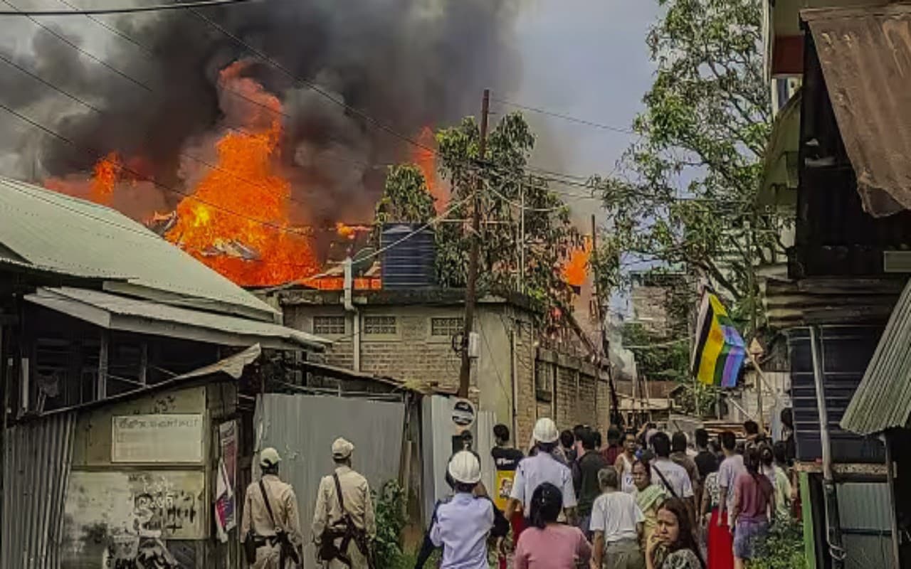 Manipur Violence: हथियार के साथ आमने-सामने हुए दो गुट, सुरक्षाबलों ने टाली हिंसा